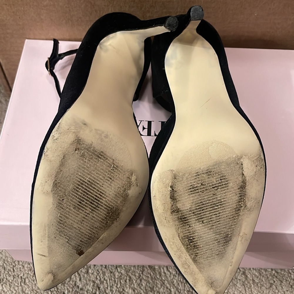 Black Pumps - Picture 4 of 5